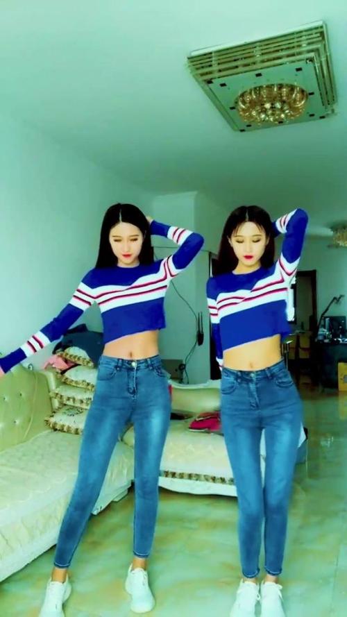 美女网红双胞胎姐妹跳舞